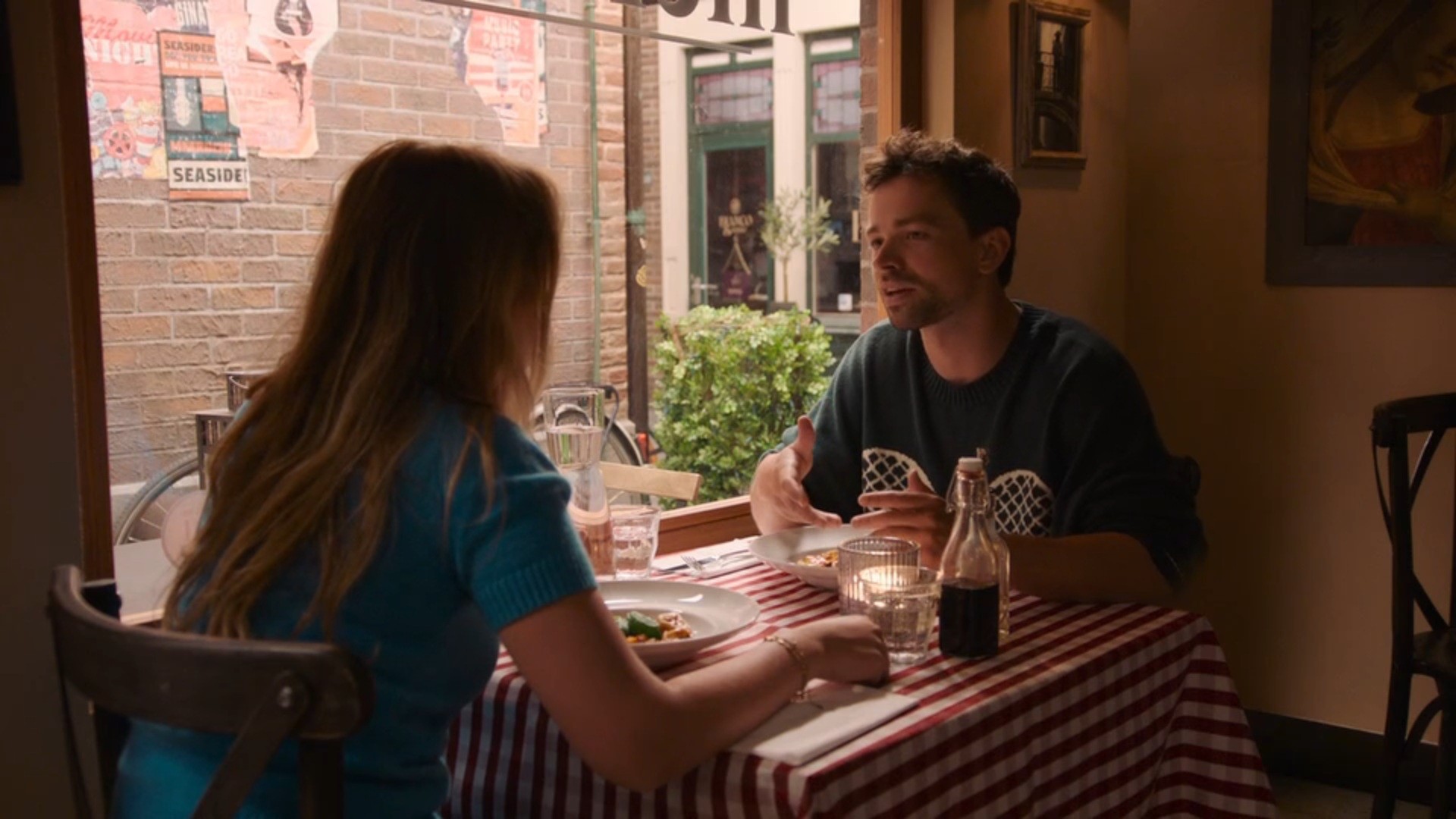 Zoran is bezorgd om Demi's toegenomen medicijngebruik.